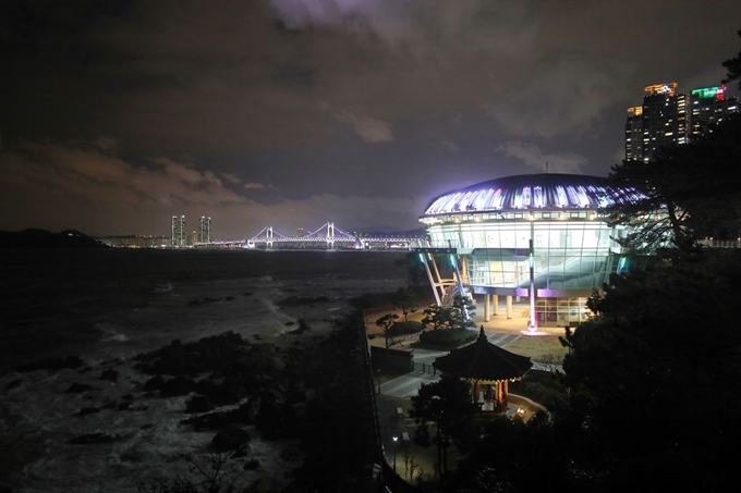 동백공원 등대전망대에서는 누리마루와 광안대교가 한 컷에 잡힌다.