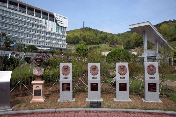 전남경찰청은 고(故) 안병하 치안감의 위민정신을 기리기 위해 지방청 앞뜰에 ‘안병하 공원’을 조성하고 17일 현판식을 개최한다고 15일 밝혔다. 사진은 공원에 세워진 안 치안감 흉상과 순직 경찰관들의 부조. 전남지방경찰청 제공