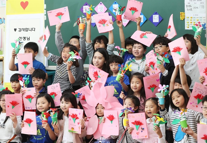 스승의 날을 하루 앞둔 14일 오후 경기도 수원시 장안구 파장초등학교에서 2학년 학생들이 직접 만든 카네이션을 보여주고 있다. 연합뉴스