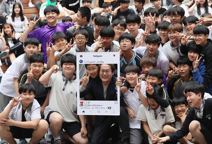 스승의 날인 15일 오전 서울 중랑구 신현중학교를 찾은 조희연 서울시교육감이 학생들과 함께 기념사진을 찍고 있다. 연합뉴스