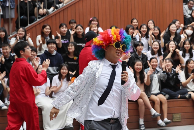 15일 오전 서울 중랑구 신현중학교에서 열린 스승의 날 행사인 '사제동행 콘서트'에서 기술 선생님이 학생들과 함께 '아모르파티' 노래를 부르며 춤을 추고 있다. 연합뉴스