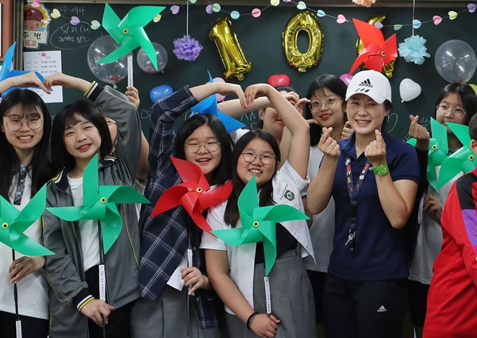 스승의 날인 15일 오전 서울 중랑구 신현중학교에서 1학년 학생들이 담임 선생님과 함께 교권과 학생인권 관련 표어가 부착된 바람개비를 들고 있다. 연합뉴스