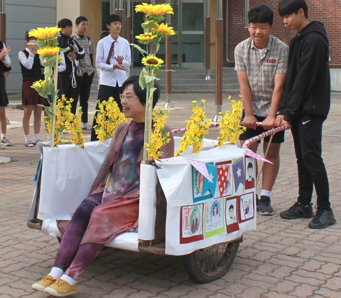 15일 청주 미원중학교 학생들이 꽃마차를 만들어 등교하는 교사들을 교무실까지 태워주는 스승의 날 행사를 펼쳤다. 연합/미원중학교 제공