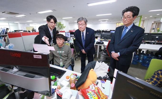 이목희(오른쪽) 일자리위원회 부위원장과 이재갑(가운데) 고용노동부 장관이 15일 오후 서울 구로구 ㈜인라이플에서 열린 '청년일자리 대책 이행점검 현장간담회'에 참석해 업무공간을 둘러보고 있다. 고용노동부 제공