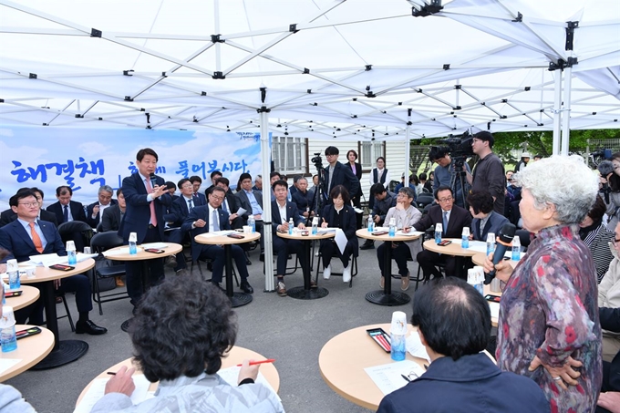 권영진(왼쪽) 대구시장이 지난달 30일 대구 수성구 범어공원 내 구민운동장에서 열린 99회 현장소통시장실에서 도시공원 일몰제 시행을 앞두고 갈등을 겪고 있는 주민과 대화하고 있다. 대구시 제공