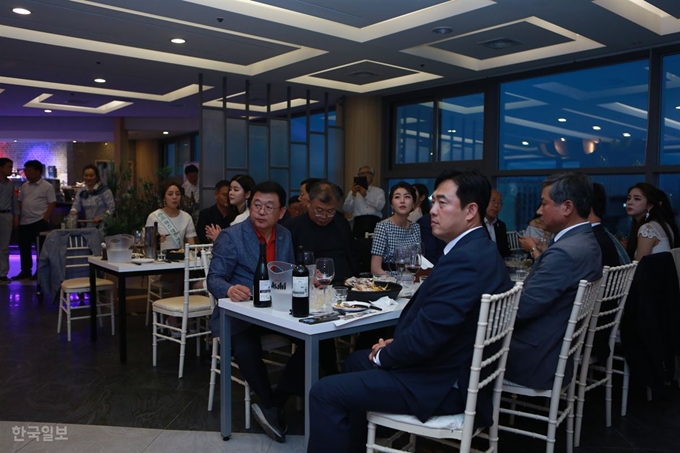 [저작권 한국일보]15일 대전 유성 계룡스파텔에서 열린 2019 미스코리아 지역예선 대전.세종.충청 선발대회 전야제에 참석한 심사위원과 관계자, 후보들.