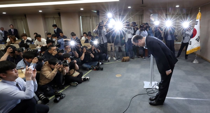 문무일 검찰총장이 16일 오전 서울 서초구 대검찰청에서 최근 국회가 입법 추진 중인 수사권 조정 법안에 대한 검찰 입장 관련 기자간담회를 마친 뒤 인사하고 있다. 연합뉴스