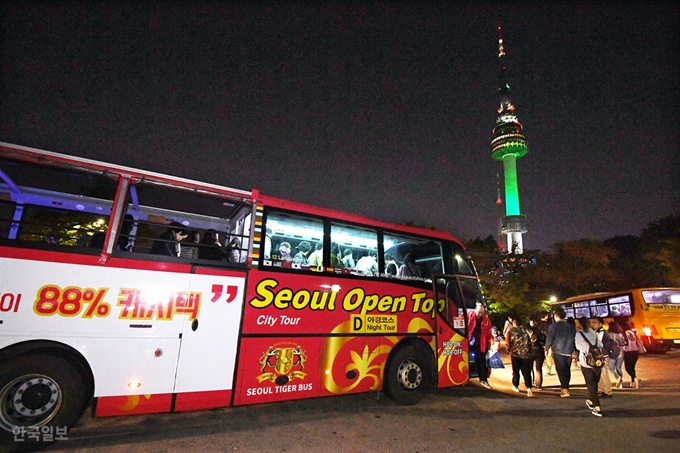 남산에 도착한 서울시티투어버스에서 탑승객들이 내리고 있다. 고영권 기자