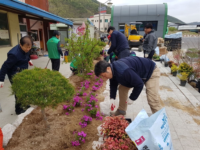 경주시는 지역별로 아름다운 꽃길 만들기 운동을 펼쳐 도시 전체를 포토존으로 조성하고 있다. 경주시 제공