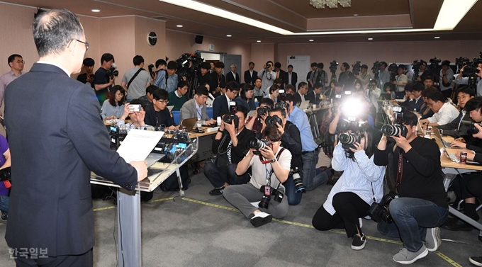 [저작권 한국일보]문무일 검찰총장이 16일 오전 서울 서초구 대검찰청에서 검ㆍ경수사권 조정안에 대한 입장을 모두발언을 통해 밝히고 있다. 배우한 기자