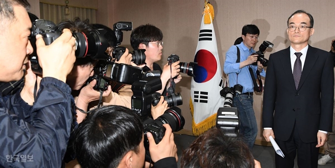 [저작권 한국일보] 문무일 검찰총장이 16일 오전 서울 서초구 대검찰청에서 검ㆍ경수사권조정에 대한 기자간담회를 시작하려 하고 있다. 배우한 기자