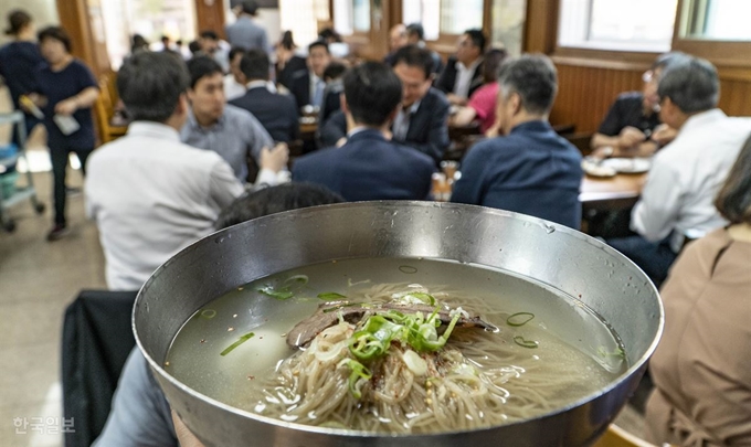 본격적인 여름을 앞두고 시원한 냉면을 찾는 사람들이 늘고 있는 가운데 서울의 유명 냉면집들이 여름을 앞두고 냉면 가격을 잇따라 인상했다. 류효진 기자