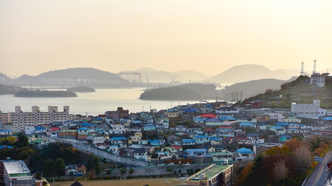 [한국일보 저작권]유달산에서 내려다 본 목포 서산동 풍경. 영화 ‘1987’ 촬영지인 ‘연희네슈퍼’에서 언덕 꼭대기 보리마당으로 이어지는 골목이 주민들의 시 작품으로 장식돼 있다. 목포=최흥수기자