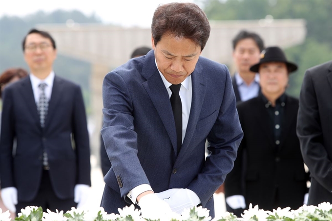 임종석 전 대통령 비서실장이 14일 오전 국립 5·18민주묘지 참배단에서 분향하고 있다. 광주=연합뉴스