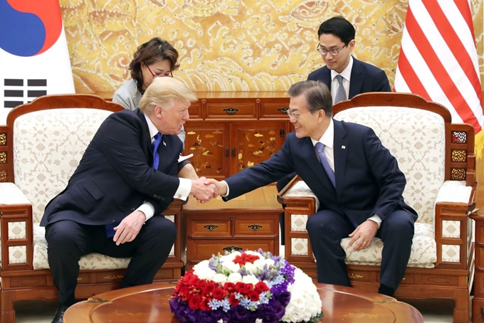 도널드 트럼프 미국 대통령이 내달 하순 일본에서 열리는 주요 20개국(G20) 정상회의를 계기로 방한, 문재인 대통령과 한미 정상회담을 할 예정이라고 미 백악관이 15일(현지시간) 보도자료를 통해 발표했다. 사진은 지난 2017년 11월 문재인 대통령과 도널드 트럼프 미국 대통령이 청와대에서 열린 단독 정상회담에서 악수하는 모습. 연합뉴스 자료사진