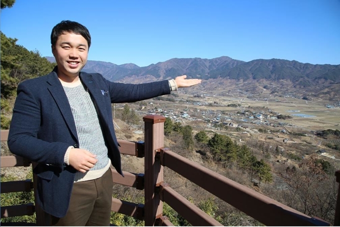 오천호 에코맘의 산골이유식 대표가 박경리 선생의 대하소설 ‘토지’의 무대이자, 친환경 농산물을 공급받는 경남 하동군 악양면 평사리 들판을 소개하고 있다. 에코맘의 산골이유식 제공