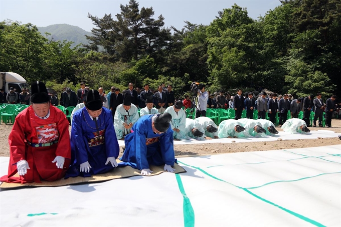 설악산 오색케이블카추진위원회가 16일 양양군 서면 오색지구에서 개최한 케이블카 설치 염원제에 참석한 지역주민들이 케이블카 설치를 기원하고 있다. 연합뉴스