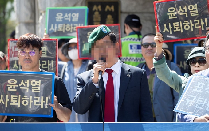 윤석열 서울중앙지검장 집 앞에서 협박성 방송을 한 유튜버 김모씨가 7일 오후 서울 서초동 서울중앙지방검찰청 앞에서 본인에 대한 수사가 정치탄압이라며 규탄 기자회견을 진행하고 있다. 연합뉴스