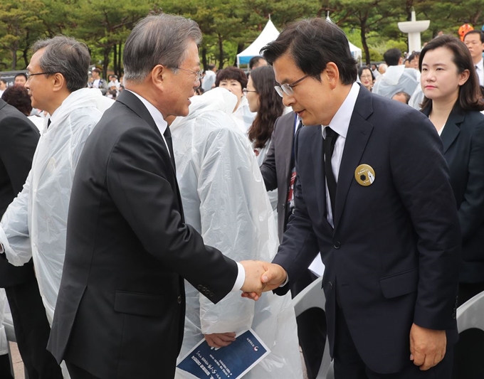 문재인 대통령과 자유한국당 황교안 대표가 18일 오전 광주 국립5·18민주묘지에서 열린 제39주년 5·18 민주화운동 기념식에서 악수하고 있다. 광주=연합뉴스