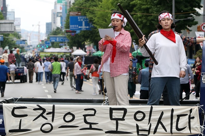 17일 광주 동구 금남로 옛 전남도청 앞에서 5·18 민주화운동 당시 가두방송 재연에 나선 시민이 이날 저녁 열리는 '5·18 39주년 전야제' 참여를 독려하고 있다. 연합뉴스