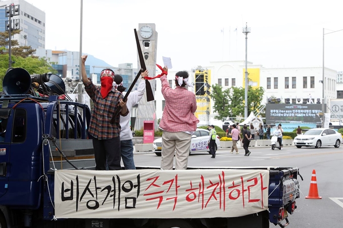 17일 광주 동구 금남로 옛 전남도청 앞에서 5·18 민주화운동 당시 가두방송 재연에 나선 시민이 이날 저녁 열리는 '5·18 39주년 전야제' 참여를 독려하고 있다. 연합뉴스