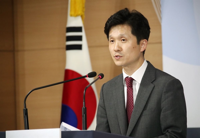 이상민 통일부 대변인이 17일 오후 서울 광화문 정부서울청사에서 개성공단 기업인 방북승인과 국제기구를 통한 대북 인도적 지원사업 800만 달러 공여 추진을 발표하고 있다. 연합뉴스