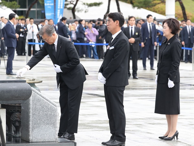 문재인 대통령이 18일 오전 광주 국립5·18민주묘지에서 열린 제39주년 5·18 민주화운동 기념식에서 분향하고 있다. 광주=연합뉴스