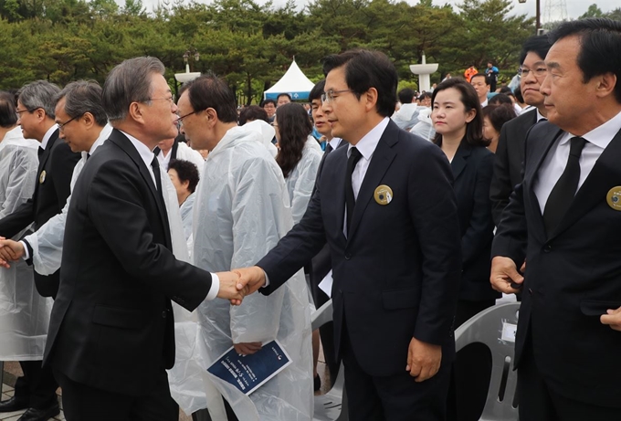 문재인 대통령과 자유한국당 황교안 대표가 18일 오전 광주 국립5·18민주묘지에서 열린 제39주년 5·18 민주화운동 기념식에서 악수하고 있다. 광주=연합뉴스