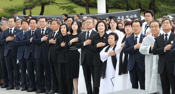 문재인 대통령과 김정숙 여사가 18일 오전 광주 국립5·18민주묘지에서 열린 제39주년 5·18 민주화운동 기념식에서 국민의례를 하고 있다. 광주=연합뉴스