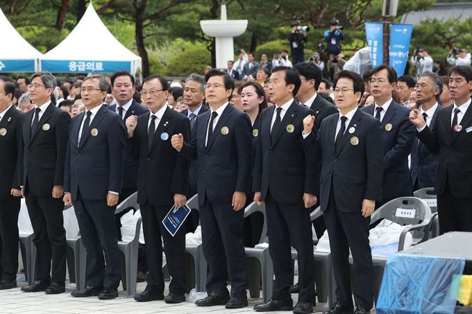 자유한국당 황교안 대표(앞줄 왼쪽에서 다섯 번째)가 18일 오전 광주 국립5·18민주묘지에서 5·18 민주화운동 기념식 중 임을 위한 행진곡을 제창하고 있다. 연합뉴스