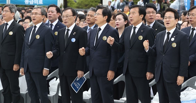 18일 오전 광주 국립5·18민주묘지에서 5·18 민주화운동 기념식 중 여야 대표들이 임을 위한 행진곡을 제창하고 있다. 오른쪽부터 정동영 민주평화당, 손학규 바른미래당, 황교안 자유한국당, 이해찬 더불어민주당 대표, 유남석 헌재소장, 김명수 대법원장. 광주=연합뉴스