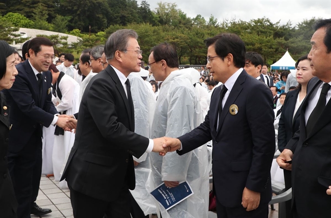 문재인 대통령이 18일 오전 광주 북구 운정동 국립5∙18민주묘지에서 열린 제39주년 5∙18민주화운동 기념식에서 황교안 자유한국당 대표와 악수를 하고 있다. 류효진기자