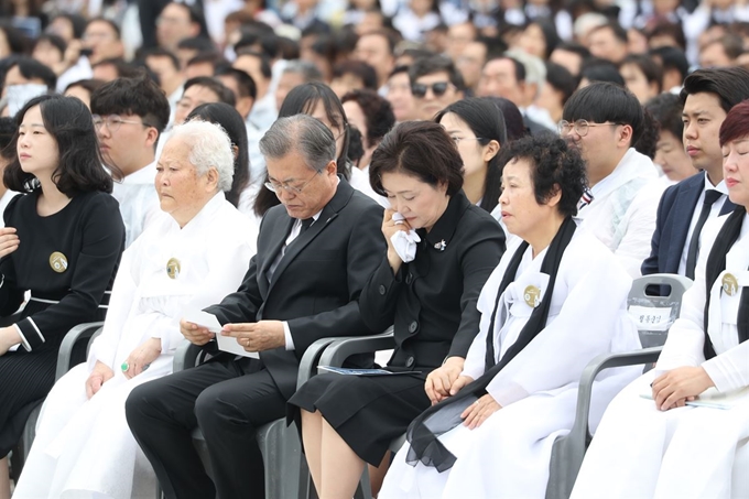 김정숙 여사가 18일 오전 광주 국립5·18민주묘지에서 5·18 민주화운동 기념공연을 보며 눈물을 닦고 있다. 연합뉴스