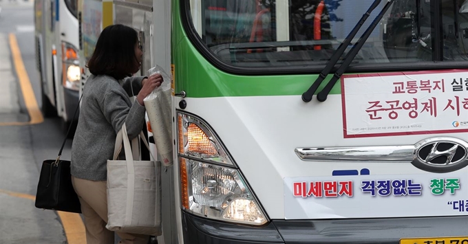 지난 15일 오전 충북 청주시 청원구의 한 버스 정류장에서 시민들이 버스에 탑승하고 있다. 청주시 시내버스 노조가 사측과의 막판 줄다리기 끝에 이날 예고한 파업을 철회했다. 청주=연합뉴스