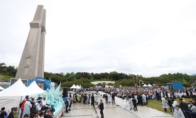 지난 18일 오전 광주 북구 국립 5·18민주묘지에서 열린 제39주년 5·18민주화운동 기념식이 열리고 있다. 연합뉴스