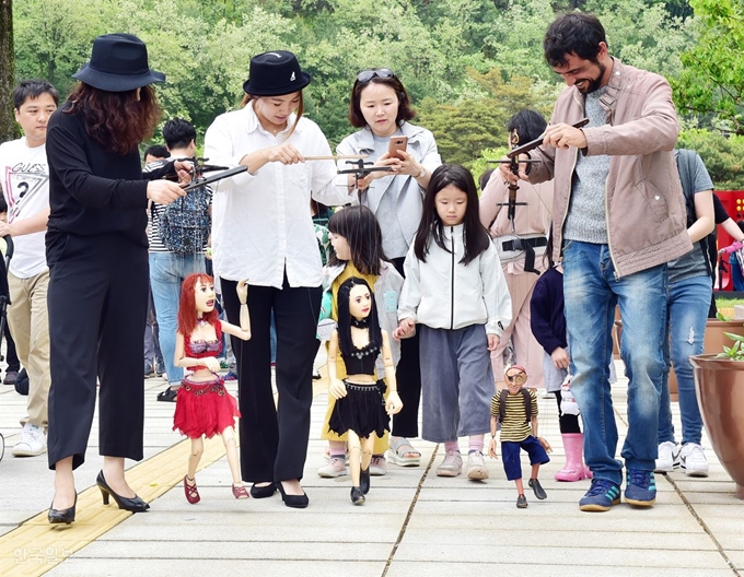 경북 문경시가 20일 올해 처음 연 에코랄라세계인형축제에서는 한국의 전통인형을 비롯해 러시아, 독일, 체코 등 세계 6개국의 다채로운 인형극을 만나볼 수 있다. 추종호기자