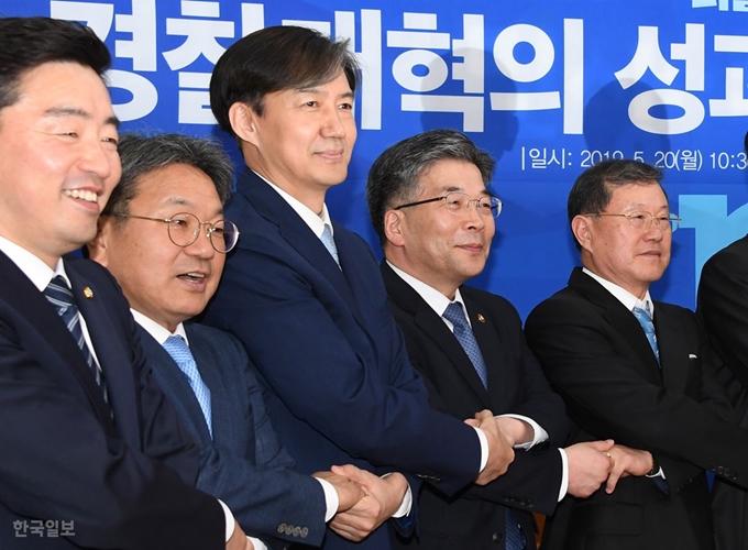 20일 오전 국회에서 '경찰개혁의 성과와 과제'를 주제로 당정청 협의회가 열린 가운데 조국(왼쪽3번째) 청와대 민정수석, 민갑룡 경찰청장등 참석자들이 기념촬영을 하고 있다. 오대근기자