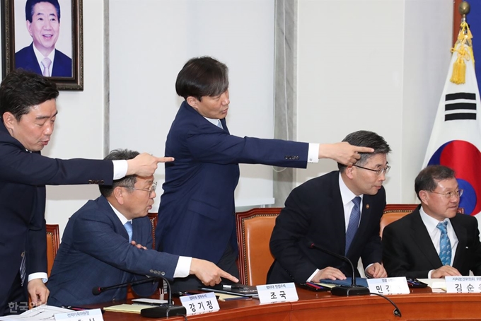 당정청 협의회 시작에 앞서 조국 청와대 민정수석과 민갑룡 경찰청장이 강기정 정무수석과 포토타임을 위해 이동하며 방향을 쳐다보고 있다.오대근기자