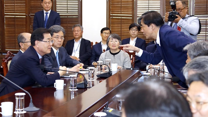 정의용 국가안보실장(왼쪽)과 조국 민정수석이 20일 오후 청와대에서 열린 수석보좌관 회의에 앞서 얘기를 나누고 있다. 연합뉴스