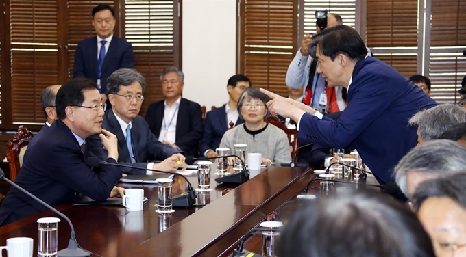 정의용 국가안보실장(왼쪽)과 조국 민정수석이 20일 오후 청와대에서 열린 수석보좌관 회의에 앞서 얘기를 나누고 있다. 연합뉴스