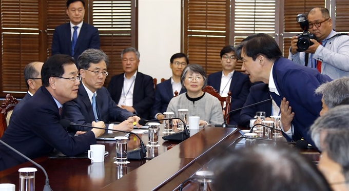 정의용 국가안보실장(왼쪽)과 조국 민정수석이 20일 오후 청와대에서 열린 수석보좌관 회의에 앞서 얘기를 나누고 있다. 연합뉴스