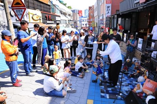 지난해 부산원도심골목문화축제를 찾은 시민들이 다양한 볼거리를 즐기고 있다. 부산 서구 제공