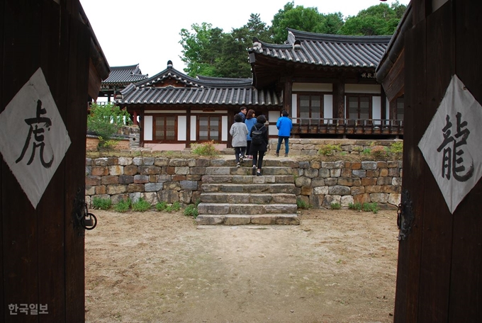 시티투어 참가자들이 영주 삼판서고택으로 들어가고 있다. 이용호기자