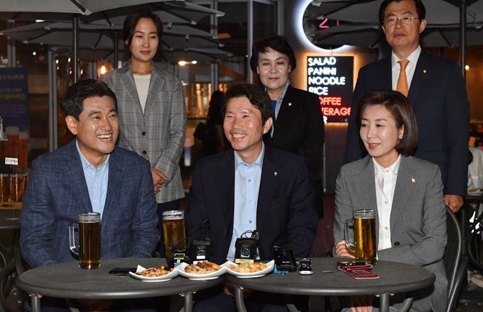 여야 3당 교섭단체 원내대표가 20일 저녁 서울 여의도 국회 인근 호프집에서 '맥주 회동'을 하고 있다. 사진은 왼쪽부터 오신환 바른미래당, 이인영 더불어민주당, 나경원 자유한국당 원내대표. 뉴스1