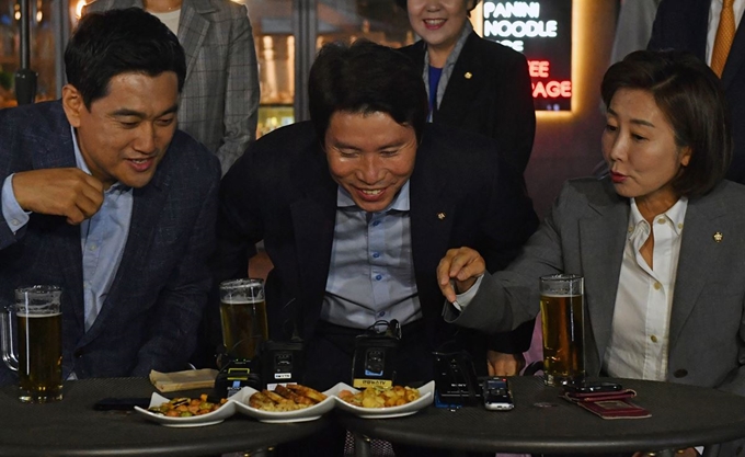 여야 3당 교섭단체 원내대표가 20일 저녁 서울 여의도 국회 인근 호프집에서 '맥주 회동'을 하고 있다. 사진은 왼쪽부터 오신환 바른미래당, 이인영 더불어민주당, 나경원 자유한국당 원내대표. 뉴스1