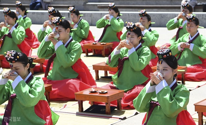 20일 오전 서울 중구 남산골 한옥마을에서 행사 참여자들이 차를 마시고 있다. 홍윤기 인턴기자