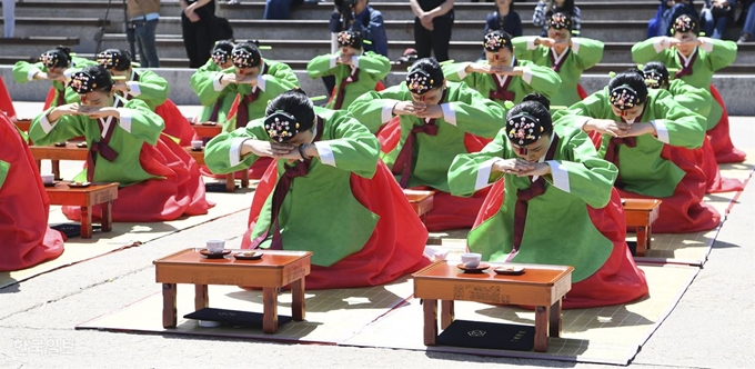 20일 오전 서울 중구 남산골 한옥마을에서 행사 참여자들이 부모와 내빈께 성년이 되었음을 큰절로 고하고 있다. 홍윤기 인턴기자