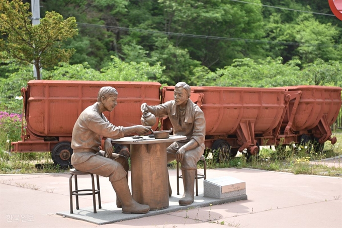 사람들 떠난 자리를 가상의 상동 광부 ‘k씨’ 조형물이 지키고 있다.