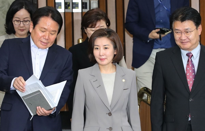 자유한국당 지도부가 21일 오전 국회에서 열린 원내대책회의에 참석하고 있다. 왼쪽부터 정양석 원내수석부대표, 나경원 원내대표, 정용기 정책위의장. 연합뉴스.