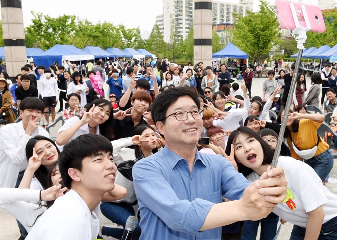 지난해 5월 가정의 달을 맞아 염태영 수원시장이 한 청소년행사에 참석, 청소년들과 사진을 찍고 있다. 수원시 제공